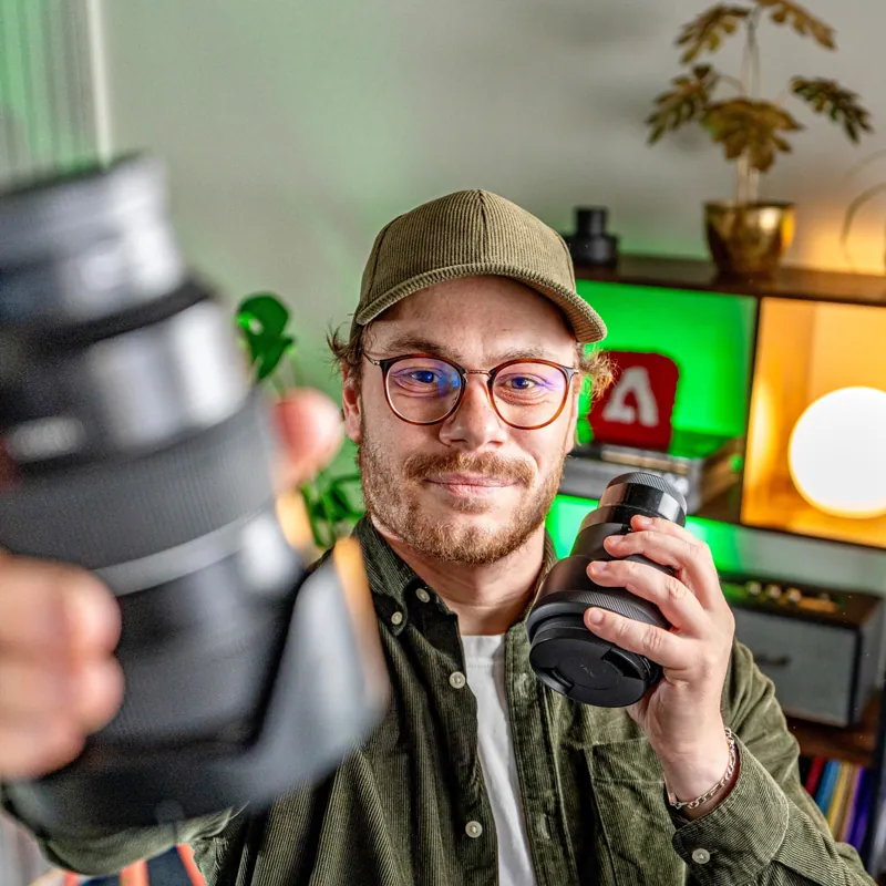 Julien Tuyeras, photographe, appareil en main
